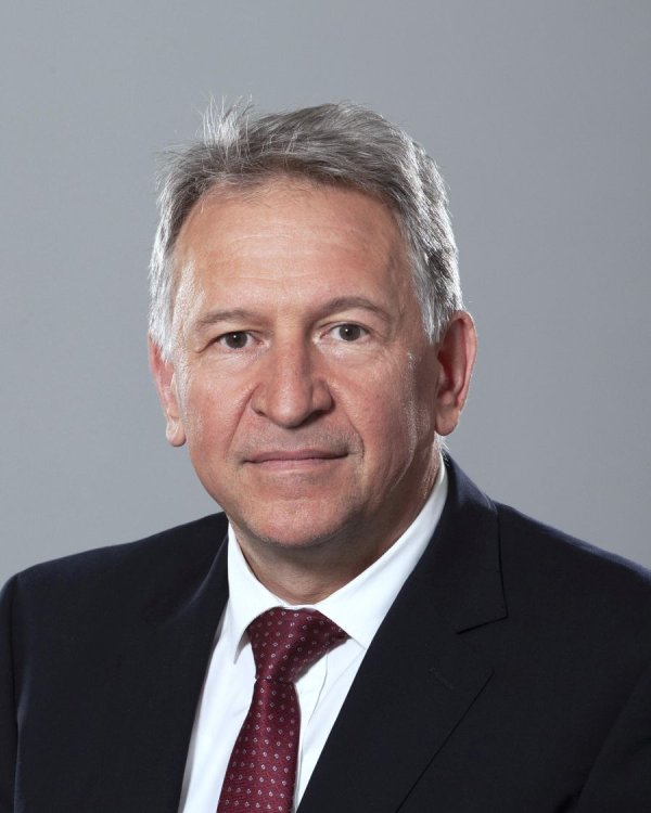 
	Д-р Стойчо Кацаров е роден през 1964 година в гр. Дупница. Завършва медицина през 1990 година. Има специалност по вътрешни болести и специализация по здравен мениджмънт. През 2004 година завършва магистратура по право.

	&nbsp;

	Работи последователно като участъков лекар, ординатор във вътрешно отделение. Избиран е за народен представител в 38-то и 39-то Народно събрание. В периода 1999-2001 година е бил назначаван последователно за Областен управител на Софийска област и заместник-министър на здравеопазването. Участвал е в управителните органи на няколко лечебни заведения, бил консултант на Националния омбудсман и хоноруван преподавател по здравен мениджмънт.

	&nbsp;

	Основател на Центъра за защита на правата в здравеопазването и негов председател.
