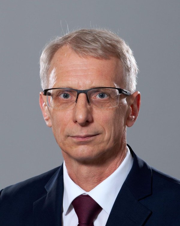 
	Министър Николай Денков е член-кореспондент на БАН и редовен член на европейската научна академия Academia Europaea, професор и доктор на науките по физикохимия. Член е на експертна група "Физически науки" към Европейската космическа агенция. Ръководи лаборатория &ldquo;Активни формулировки и материали&rdquo; във Факултета по химия и фармация на СУ "Св. Климент Охридски".

	&nbsp;

	Според класация на университета в Станфорд чл.-кор. проф. д.х.н. Денков е сред първите 2% на най-добрите учени в света. Научните му изследвания са в областта на физикохимията на колоидно-дисперсните системи, повърхностно-активните вещества и техните многобройни приложения. Публикувал е над 175 научни статии, две от които в престижното списание Nature, една в Nature Communications и 17 обзора. Неговите разработки са цитирани над 8500 пъти в научната литература (h-index = 47). Изнесъл е над 90 лекции на международни конференции, провел е над 80 семинара в чуждестранни университети и изследователски институти. Има 12 патента, включително шест международни (WIPO, US, Europe) и четири чуждестранни.

	&nbsp;

	Ръководил е повече от 50 международни проекта, финансирани от чуждестранни фирми, сред които са Unilever, BASF, Saint Gobain, PepsiCo, Wacker, Dow Corning, Rhodia, Heineken.

	&nbsp;

	Работил е като гост-изследовател в японската научна фондация (JRDC), старши изследовател в института на фирмата Rhone-Poulenc (Франция), водещ учен в изследователския институт на фирмата Unilever (САЩ). Бил е гост-професор в Инженерното висше училище по индустриална физика и химия ESPCI-Paris и в университета в Лил (Франция).

	&nbsp;

	Бил е ръководител на 14 защитили докторанти, а други шест са в процес на подготовка.

	&nbsp;

	За своите научни постижения чл.-кор. проф. д.х.н. Николай Денков е удостоен с редица престижни отличия: наградата Solvay на Европейското колоидно общество (European Colloid and Interface Society), наградата Lectureship Award на отделението за колоиди и междуфазови граници на Японското химическо дружество, националната награда &ldquo;Питагор&rdquo; на МОН и др.

	&nbsp;

	От 2014 до 2016 г. чл.-кор. проф. д.х.н. Николай Денков е бил заместник-министър на образованието и науката с ресори висше образование и европейски структурни фондове, а през 2017 г. - служебен министър на образованието и науката.
