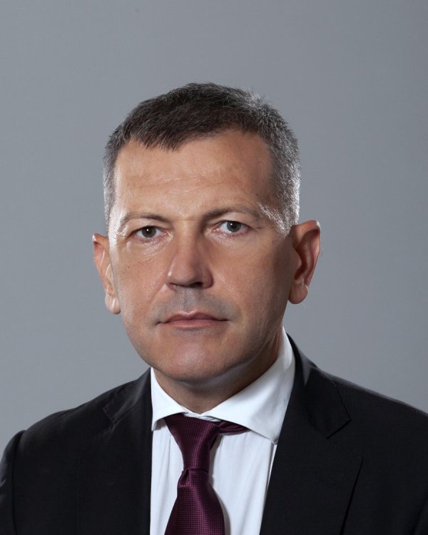 
	
		Георги Тодоров е магистър по право. Професионалната му кариера преминава през Министерство на транспорта, информационните технологии и съобщенията, Столична община и частния бизнес.
	
		&nbsp;
	
		През годините е бил заместник-министър на транспорта, информационните технологии и съобщенията в три правителства, председател на Управителния съвет на ДП &bdquo;Пристанищна инфраструктура&ldquo;, председател на Съвета на директорите на &bdquo;Информационно обслужване&ldquo; АД, председател на Съвета на директорите на &bdquo;Български пощи&ldquo; АД, заместник-председател на Съвета на директорите на &bdquo;Пристанище Бургас&ldquo;, член на Съвета на директорите на &bdquo;България Еър&ldquo; ЕАД и пр.
	
		&nbsp;
	
		Притежава дългогодишен експертен и управленски опит, както в сферата на транспорта, така и в областта на информационните технологии и съобщенията.
	
		&nbsp;
	
		Ползва английски и руски езици.
	
		&nbsp;
	
		Семеен с три деца.

