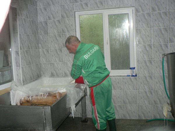 
	Помещение за преработка на овче мляко във фермата на&nbsp;Александър Александров.
