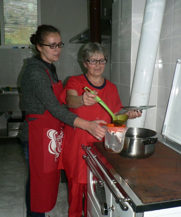 
	Мая Ангелова (вляво) и Мариана Тодорова произвеждат сладка в село Превала.
