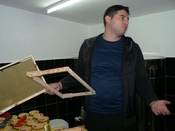 
	Теодор Пушкаров показва оборудването, необходимо за производство на мед.&nbsp;
