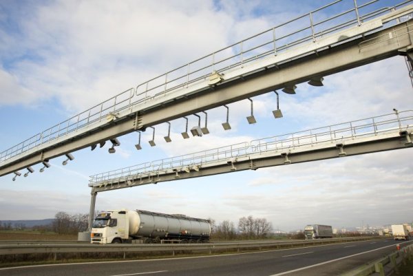 
	Един от многобройните контролни пунктове по пътищата на Словакия.

	Снимка: SkyToll
