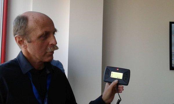 
	Карол Мора представя бордовото устройство за тежкотоварните автомобили.

	Снимка: Investor.bg
