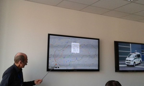 
	Карол Мора представя пътищата в Словакия, обхванати от тол системата.

	Снимка: Investor.bg
