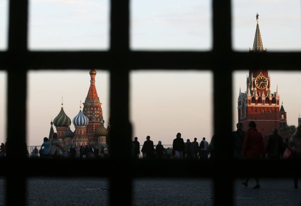 
	В Москва все още има голяма разлика между цените на луксозните имоти и тези на средностатистическите апартаменти. Така цената на квадратен метър за скъпите недвижими имоти в момента е малко под 11 000 долара на квадратен метър. За разлика от тях по-масовите и по-малки жилища струват "само" 4 000 долара на квадратен метър.

	Търсенето е главно от вътрешния пазар. За чуждестранните инвеститори Москва губи все повече притегателност, което е свързано и с политическото напрежение. Активите на руснаците се увеличават бавно, но ултрабогатите са доста заможни.

	Развитие на цените (1 полугодие): + 1,4%; от 2008 г. +9,4%
	Развитие на наемите (1 полугодие): + 1,5%; от 2008: - 3,9%
	&nbsp;
