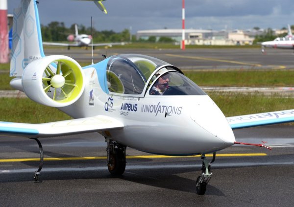 
	Електромобилите все още не са масово средство за придвижване, но до края на следващото десетилетие олекотените конструкции и технологиите при батериите ще позволят разработката на електрически самолети. Новите летателни апарати ще се задвижват от двигатели с технология за суперпроводимост на електричеството, захранвани от литиево-йонни батерии.
	
	Снимка: Getty Images 
