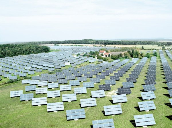 
	Според Thomson Reuters предстои голям пробив в овладяването на слънчевата енергия. Според авторите на проучването Слънцето ще стане &bdquo;най-големият източник на енергия на планетата...и то не само за тези, които са загрижени за околната среда, но и за масите.&ldquo; Какво ще продиктува тази трансформация? Нови бои и покрития, които ще реагират на слънчевата светлина и ще произвеждат електроенергия. Превръщането на слънчевата енергия в ток ще стане много по-оптимизиран процес, а човечеството ще може да се възползва и от фотосинтетичен процес, който ще може да осигурява енергия от слънчевата светлина без значение от климатичната обстановка.
	
	Снимка: Gallery Stock
