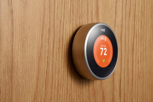 
	Мислим си, че живеем в свързан свят. След десетилетие най-вероятно ще се чудим как сме оцелели в толкова изолирана среда. &bdquo;Безжичните комуникации ще доминират навсякъде и във всичко,&ldquo; се казва в доклада. &bdquo;Представете си деня, в който цяла Африка ще бъде изцяло свързана дигитално с останалата част на света,&ldquo; което трябва да се случи до 2025 г. Всичко това ще бъде възможно благодарение на подобрените полупроводници, развитието на 5G технологията за обмен на данни и суперкондензаторите, които ще могат да съхраняват много повече енергия, отколкото сегашното поколение кондензатори.
	
	Снимка: Courtesy Company 
