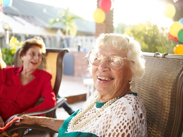 
	Докладът на Thomson Reuters за деменцията демонстрира увереността на учените, че науката има силата да предотврати заболеваемостта сред хората, като изучи още по-добре човешкия геном. Един от най-големите бумове, който ще бъде следствие от това по-добро разбиране, би било намаляването на броя заболели от деменция и Алцхаймер. До момента изследователите са успели да идентифицират специфични хромозоми, които причиняват някои форми на деменция. Най-често споменаваното проучване след 2011 г. се отнася за хромозомът 9P, който се свързва с две форми на болестта.
	
	Снимка: Gallery Stock
