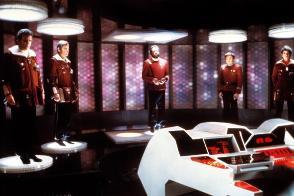 
	След като учените доказаха съществуването на Хигс бозона, същите се надпреварват в изучаването на частицата. Според една от идеите разбирането на бозонът на Хигс може да доведе до създаването на машина за телепортиране. Учените са далеч от идеята, че до 2025 г. хората ще могат да се телепортират, но пък вече провеждат опити с квантова телепортация на други материи.
	
	Снимка: Еverett Collection
