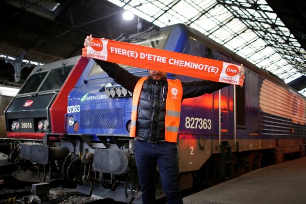 
	Служител на жп компанията SNCF протестира на гара &quot;Сен Лазар&quot; в Париж
