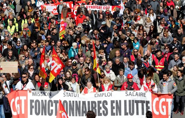
	Хиляди хора се включиха в протестите срещу икономическите реформи на Макрон в Марсилия
