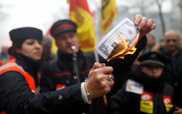 
	Протестиращи палят банкнота по време на протестите в Париж
