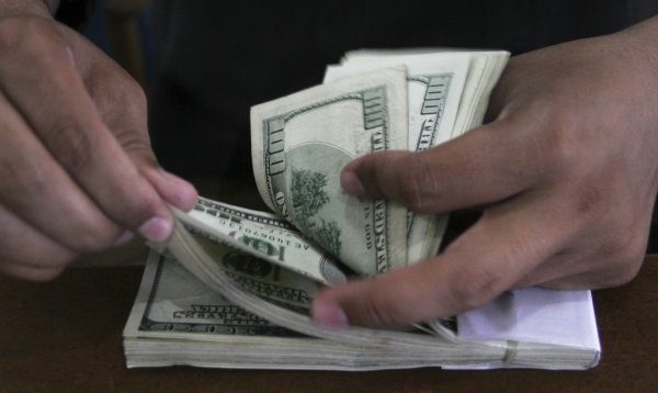 
	Обща позиция: 1,107 трлн. долара
	
	В тази група попадат индивидуални инвеститори, финансирани от правителството компании, брокери, дилъри, банкови пенсионни тръстове, нетърговски организации. Последните данни са от юни миналата година и те показват обща позиция от 1,107 трлн. долара.
	
	&nbsp;
