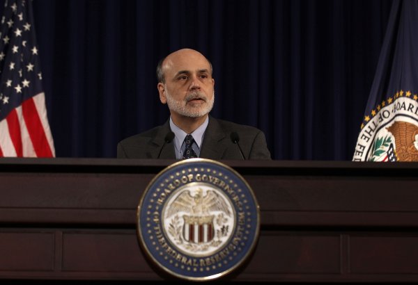 
	Обща позиция: 6,328 трлн. долара
	
	Най-големият кредитор на американското правителство е системата на Федералните банки. В нея са съсредоточени правителствени облигации за 6,328 трлн. долара. Това е абсолютен рекорд за Фед и се дължи на продължаващите програми за вливане на ликвидност във финансовата система чрез изкупуване на облигации.
	
	Едва преди десет години при Фед имаше облигации на САЩ за над два пъти по-малко пари &ndash; 2,5 трлн. долара.
	&nbsp;
