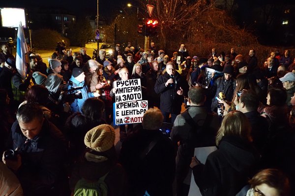 Протест - бдение в памет на Алексей Навални пред руското посолство в София. Снимка: БГНЕС/СТЕФАН ВАСИЛЕВ