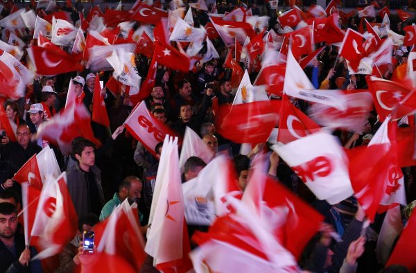 
	Привърженици на Ердоган празнуват в Анкара.&nbsp;Снимка: Ройтерс
