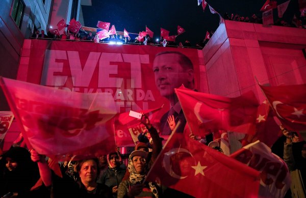 
	Привърженици на Ердоган празнуват в Истанбул. Снимка: Ройтерс
