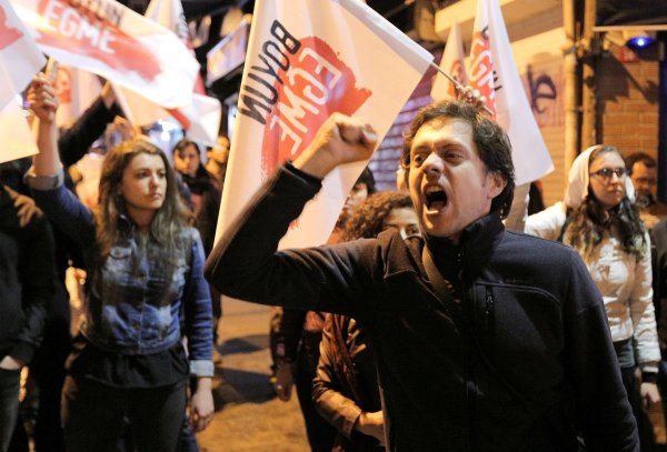 
	Протестиращи срещу резултата от референдума в Истанбул.&nbsp;Снимка: Ройтерс
