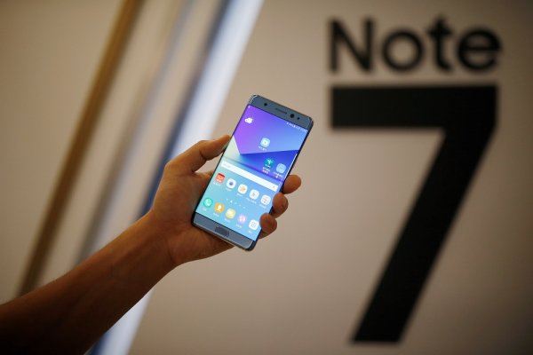 
	Бъдещето на телефоните от серията Note на Samsung все още е неясно след безпрецедентното изтегляне на Galaxy Note 7 от пазара и спирането на производството му през тази година. Появиха се и слухове, че Samsung може да остави завинаги Note в миналото през 2017 г. Но ако серията се завърне, се очаква това да се случи през есента.
