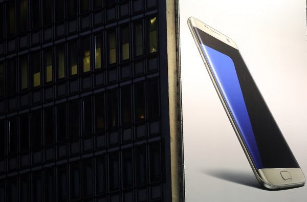 
	Първата възможност на Samsung да се възстанови от кризата с Galaxy Note 7 ще бъде пускането на нов флагман &ndash; Galaxy S8, през пролетта на 2017 г. Макар че не знаем много за устройството, Samsung обяви, че ще включва нов дигитален асистент, зад който стои Viv, стартъп за изкуствен интелект, придобит от южнокорейския гигант по-рано тази година. Samsung от години работи по сгъваеми екрани, но през 2017 г. може за първи път да видим такъв на смартфон. Наскоро компанията подаде заявка за патент за подобно устройство, което доведе до повече спекулации, че скоро на пазара ще се появи именно подобно устройство. &nbsp;

	Снимки: архив Ройтерс
