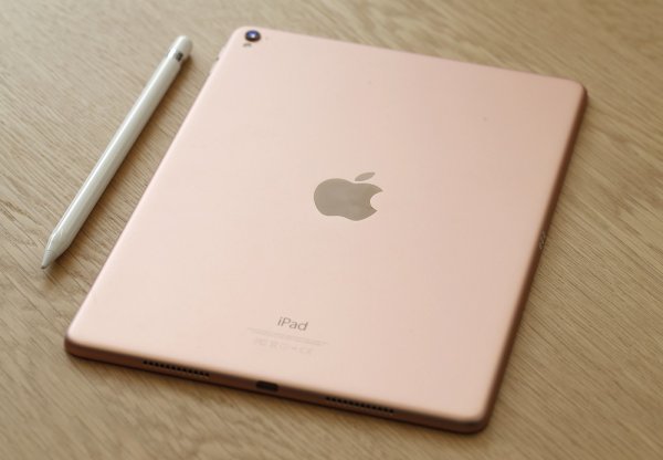 
	Очаква се Apple да обнови линията си таблети iPad през пролетта на 2017 г. според Марк Гърман от Bloomberg. Новите модели ще се фокусират върху линията Pro, като ще има подобрения върху стилуса Apple Pencil. Освен това вероятно ще видим и нови размери на екраните. &nbsp;
