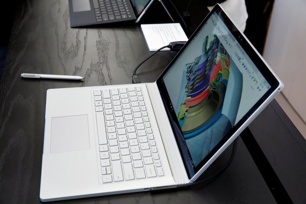 
	Първият в историята на Microsoft лаптоп &ndash; Surface Book, също се очаква да се радва на подобрения през 2017 г. Той може да стане малко по-бърз и издръжлив, но ще бъде интересно да видим в каква посока ще поеме Microsoft от гледна точка на характеристиките му.&nbsp;
