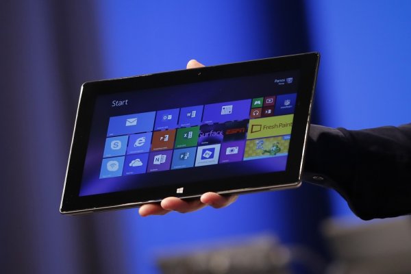 
	През 2016 г. така и не видяхме нов Surface Pro. Това беше и първата календарна година без обновяване на устройството, откакто то дебютира на пазара. Ето защо се очаква тази стъпка да бъде направена през 2017 г. и Microsoft да ни изненада приятно.&nbsp;
