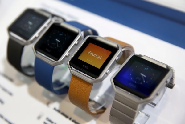 
	Fitbit пуска нови фитнес тракери всяка година, но през 2017 г. тя готви нещо ново. Компанията заяви, че планира нещо различно, свързано с нейните продукти. Какво означава това? Не е ясно, но слуховете сочат, че Fitbit ще развие своите фитнес тракери отвъд носенето им на китката.&nbsp;
