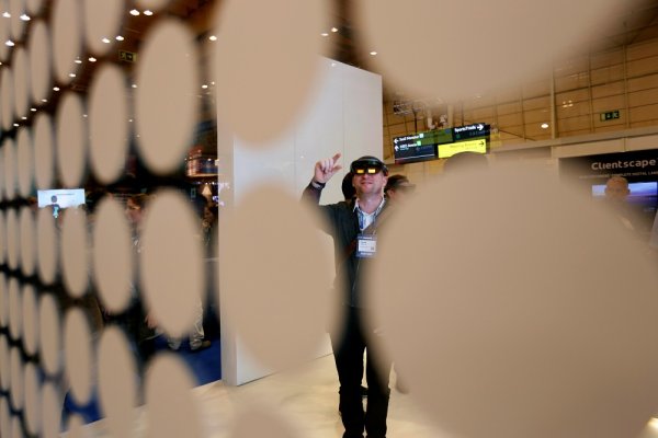 
	Нов безплатен ъпдейт за Windows 10 ще се появи в началото на следващата година и ще позволи на всички да използват очила за виртуална реалност на персоналните си компютри. Очилата ще са със стартова цена от 299 долара и ще са от редица компании като Dell, Asus и Lenovo. Те ще са доста по-евтини от очила като Oculus Rift, които започват от 599 долара.
