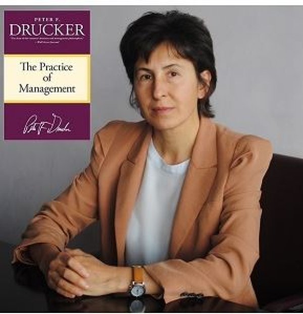 
	Това е една много ценна книга за базата, принципите и дисциплината на мениджмънта.

	Препоръчвам я както на утвърдените мениджъри, така и на всички , които имат стремеж към усъвършенстване и израстване в живота и кариерата.
