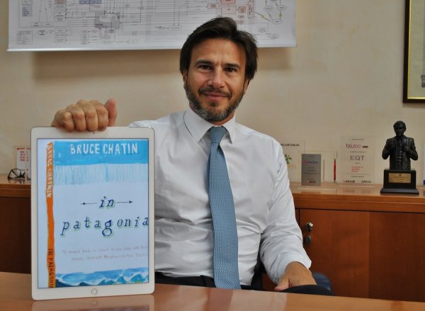 
	Чатуин пише книгата през 1977 г. по време на пътешествието си до Патагония. Неговите истории, заедно с историите на хората, които среща по пътя си, ни запознават с уникална земя в периферията на света.

	Избрах тази книга по много причини. Преди всичко защото пътешествията са моята страст &ndash; прочетох &bdquo;В Патагония&ldquo; преди много години, точно преди да замина за Чили. Но също и защото метафорично представя живота като пътуване, като линия едновременно на личностно развитие чрез учене и придобиване на опит, и принос към общностите, с които се срещаме.

	И последно, защото писателите, пишещи за пътешествия, чувстват необходимост да споделят преживяното и по този начин да обогатят и своите читателите. Споделянето на собствения опит с цел колективен растеж и усъвършенстване е една красива цел, която си заслужава да преследваме.&nbsp;

