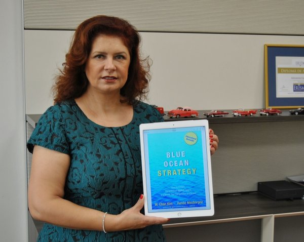
	На въпроса каква книга бих препоръчала, първото заглавие, което ми дойде на ум, беше &ldquo;Blue Ocean Strategy&rdquo;.

	Мисля, че е страхотно четиво. Избрах тази книга, защото отразява по неповторим начин ежедневните борби, които водим за позициониране на пазара и жестоката конкуренция, пред която се изправяме, а освен всичко друго предлага конкретни стратегически действия за това как да станем по-успешни чрез иновации. Много ми допаднаха метафорите с червените и сини океани, избрани от авторите да илюстрират противопоставянето между остарелите пазарни стратегии и новите такива, разработени отвъд традиционните практики, за да доведат компаниите до растеж.

	Книгата е за нещо, което смятам за изключително важно днес, а именно, как да добавим стойност към бизнеса си не на базата на цени, а фокусирайки се върху нашите предимства, променяйки нагласите си и измисляйки нови, иновативни бизнес тактики. &nbsp;

	Пазарът няма граници, а ключът към успеха е да отидем отвъд традиционните възприятия, разширявайки перспективите си и създавайки &bdquo;сини океани&ldquo;.&nbsp;
