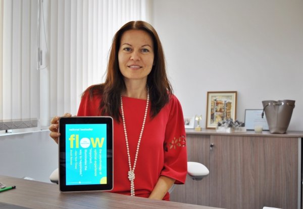 
	Авторът на книгата е отдал живота си на въпроса &bdquo;Защо е толкова трудно да бъдеш щастлив&ldquo;. Вие не се ли питате това? Ако не, можете да пропуснете това заглавие.

	Но ако ви е любопитно, книгата предлага множество психологически прозрения и открития по темата. Авторът свързва теорията си с работата, приятелството, любовта, самотата и ученето през целия живот, показвайки връзката между чувството за значимост и нивото на щастие. Има и някои съвети и проста, но не очевидна формула, която ще привлече вниманието ви.&nbsp;
