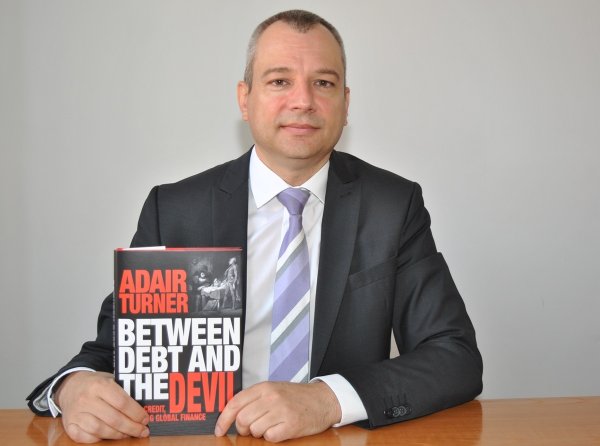 
	Авторът Адаир Търнър е британски банкер и бизнесмен, който е работил за Chase Manhattan Bank, Merrill lynch и McKinsey.

	Книгата му е силно препоръчителна, ако искате да разберете повече за причините, довели до глобалната финансова криза от 2008 г. и защо дори да успеем да създадем регулаторна рамка, която не позволява в бъдеще банки да бъдат спасявани от правителствата, това няма да е достатъчно, за да предотврати появата на нови финансови кризи.

	Тази книга ще ви помогне да научите повече за това как ще изглеждат регулациите на финансовия сектор в следващите десетилетия (авторът е след основните участници в реформата на глобалната финансова индустрия и в изготвянето на последния капиталов стандарт &ndash; Базел III), какво представлява политиката на &ldquo;хеликоптерни пари&rdquo; и какви са шансовете тя да бъде приложена в следващите години, както и какви са аргументите за въвеждане на данъци, с които да се облагат случаите на прекомерно голямо нарастване на кредита в икономиката.&nbsp;
