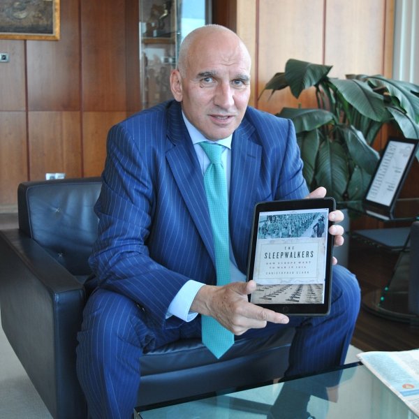 
	&ldquo;Лунатици&ldquo; на Кристофър Кларк е забележително историческо изследване на причините &ndash; явни и не толкова &ndash; довели през лятото на 1914 г. до избухването на Първата световна война.

	Кларк си задава въпроса как в един свят, който живее относително добре и в който няма формална причина да не се живее добре, става така, че заради личното его на една или друга овластена фигура се стига до последвалата трагедия, невиждана по мащабите си до този момент. Оказва се, че малки личности могат да причинят доста големи неприятности. И това идва до голяма степен изненадващо, защото през 1914 г. никой не мисли сериозно за война.

	Повечето владетели на европейските държави дори са роднини. Когато събитията поемат по пътя на войната, всички си мислят, че ще е кратка лятна разходка без кой знае какви последици. Нещата обаче свършват зле.

	Между другото, има и друга изключителна книга, засягаща тази тема &ndash; &ldquo;The Guns of August&rdquo; на Барбара Тучман. Кенеди я чете точно по време на Кубинската криза и бързо намира паралелите, виждайки как от наглед незначителни противопоставяния, от грешни стратегически анализи, стават големи драми.

	Четейки &bdquo;Лунатици&ldquo; днес, можем да си направим много изводи и поуки за начина на взимане на геополитически решения. Европейският съюз например не е направен, за да могат всички да получават германски заплати и датски начин на живот, а за да няма войни. Всичко останало са само инструменти. И тази концепция работи.&nbsp;
