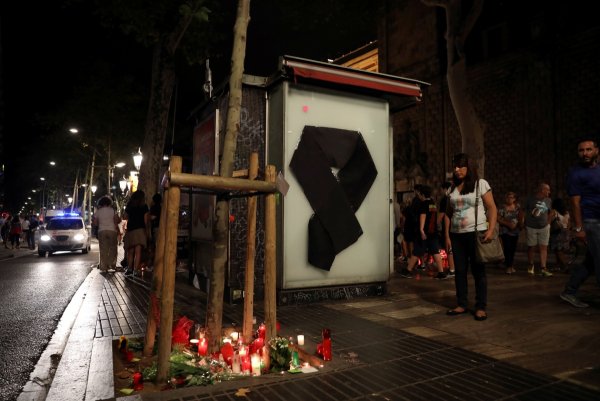 
	Днес е последен ден от обявения тридневен траур в страната
