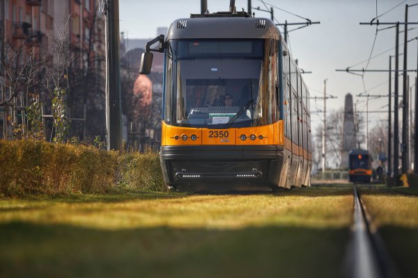 Новите трамваи обслужват линиите по реконструираните участъци.