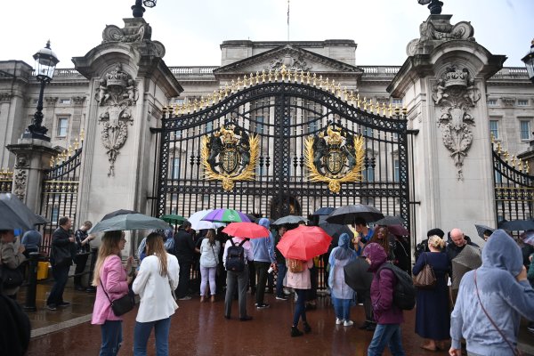Тълпа се събира пред Бъкингамския дворец в Лондон след новината за влошеното здравословно състояние на кралицата. EPA/NEIL HALL