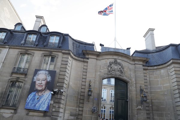 Портрет на британската кралица Елизабет II виси пред британското посолство в Париж, Франция, 08 септември 2022 г. Снимка: EPA/Teresa Suarez 
