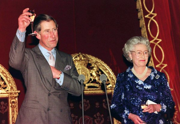 Британският принц Чарлз вдига чаша в отговор на тост от майка си, кралица Елизабет II (в), по време на прием в негова чест в навечерието на 50-ия му рожден ден в Бъкингамския дворец в Лондон, Великобритания, 13 ноември 1998 г.   EPA/JOHN STILLWELL 