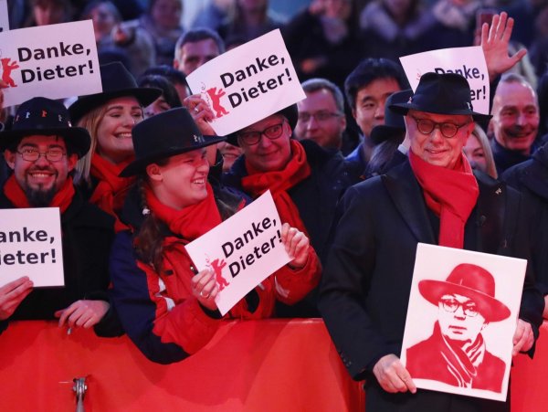 
	Директорът на фестивала Дитер Кослик и негови почитатели пристигат за церемонията по раздаването на наградите на 69-то издание на Берлинале.&nbsp;Снимка: Ройтерс
