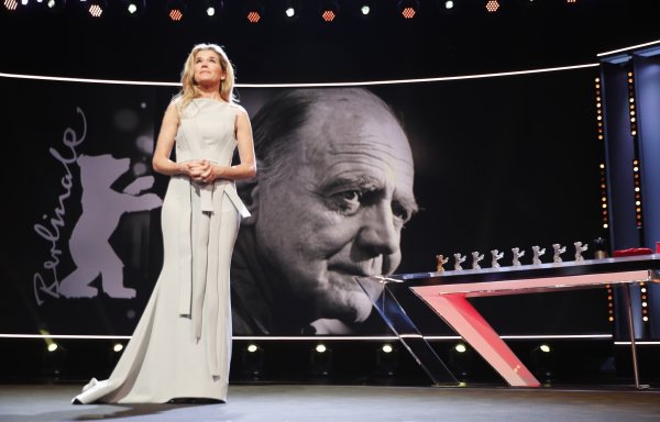 
	Водещата Анке Енгелке почете паметта на звездата на немското кино Бруно Ганц, който почина вчера.&nbsp;Снимка: Ройтерс
