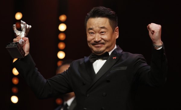 
	Китайският актьор Ван Цзинчун получи &quot;Сребърна мечка&quot; за най-добър актьор за ролята си във филма &quot;Довиждане, сине&quot;.&nbsp;Снимка: Ройтерс
