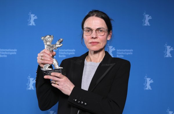 
	Германката Ангела Шаланек получи награда &quot;Сребърна мечка&quot; за най-добра режисура на филма &quot;Бях у дома, но&quot;.&nbsp;Снимка: Ройтерс
