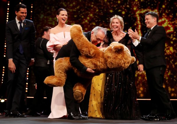 
	Директорът на фестивала Дитер Кослик получава мечка от председателката на международното жури Жулиет Бинош.&nbsp;Снимка: Ройтерс

