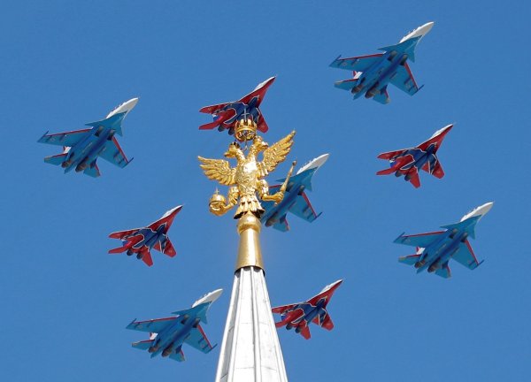 
	Самолети МиГ-29 и Су-30 представиха въздушна хореография.&nbsp;Снимка: Ройтерс
