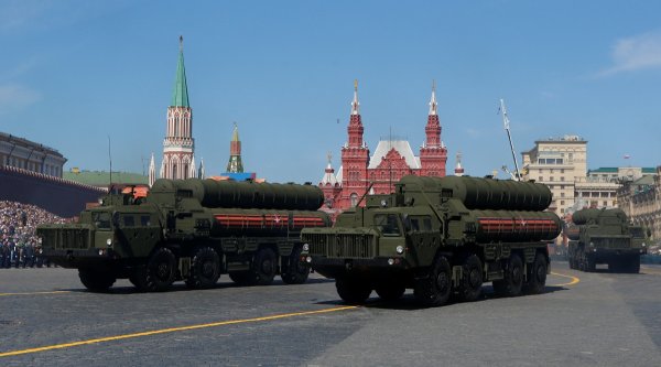 
	Зенитно-ракетният комплекс С-400 също беше представен на парада. Снимка: Ройтерс
