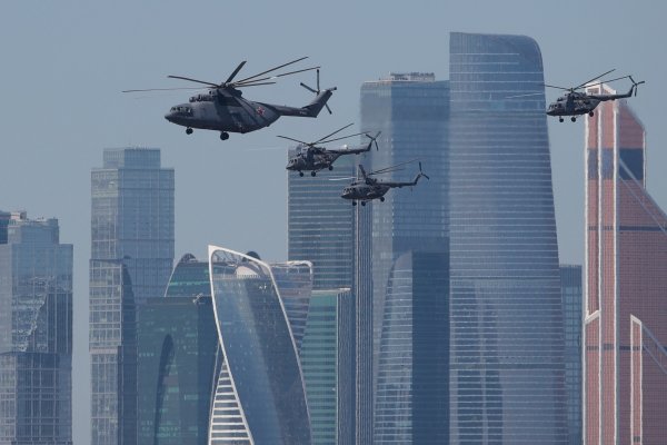 
	Транспортен хеликоптер Ми-26 и военни хеликоптери Ми-8 летят над Москва.&nbsp;Снимка: Ройтерс
